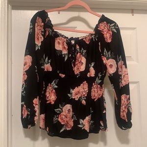 Super cute top, off the shoulder option, elastic thick waist line..